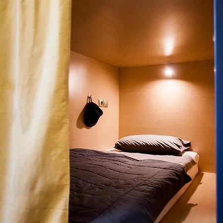 Meteora بيت شباب