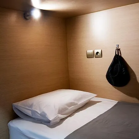 Meteora بيت شباب كالامباكا